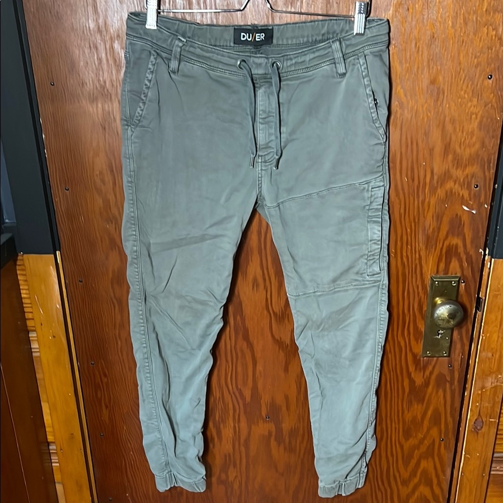 Green Sweatpants with Tapered Leg Design for Casual Wear